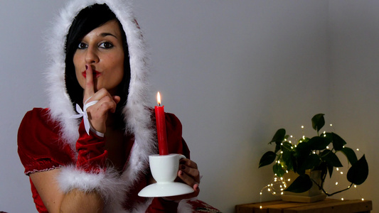 美丽的年轻圣诞节女孩拿着蜡烛视频
