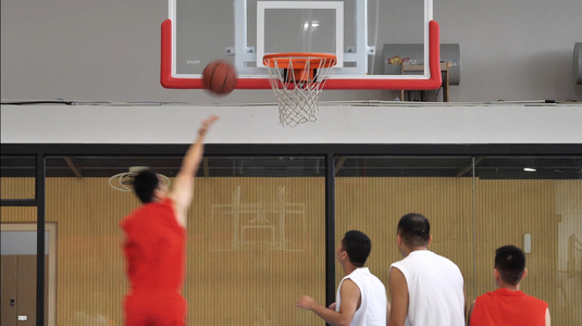 篮球运动员上篮视频