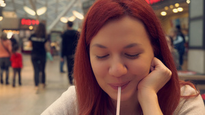 年轻的红发女青年享受鸡尾酒10秒视频