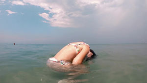 一个少女在海中甩头发慢动作21秒视频