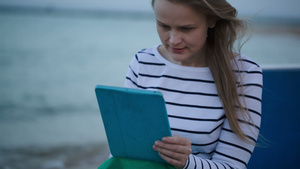 在海边使用平板电脑的年轻妇女17秒视频