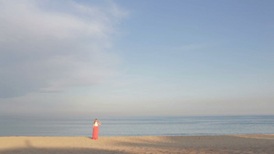 穿橙色裙子的女孩说再见到海边然后走开26秒视频