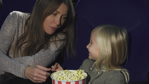 可爱的小女孩在电影院用爆米花喂妈妈7秒视频