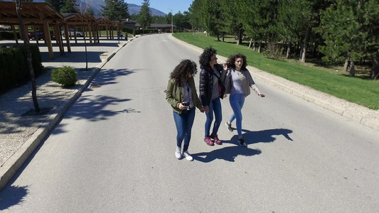 三名女游客在一条空街上行走视频