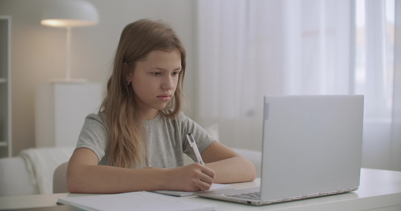 少女在很远的地方学习写练习书看笔记本的展示呆在家里视频