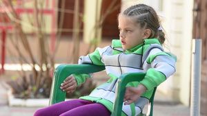 7岁女孩坐在椅子上笑着14秒视频