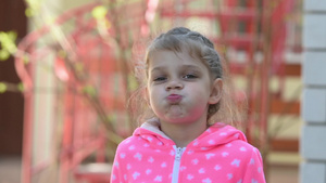 五岁女孩五岁有趣的充气脸颊17秒视频