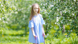 可爱的小女孩在美丽的春日的苹果园19秒视频