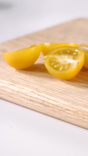 切黄色小番茄水果视频素材25秒视频