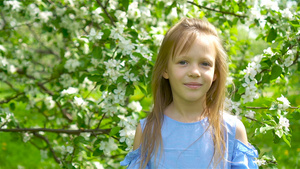 小女孩在美丽的苹果园13秒视频