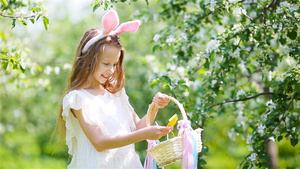 可爱的小女孩在美丽的春日在盛开的苹果园16秒视频