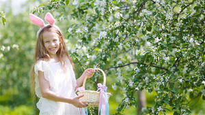可爱的小女孩在美丽的春日在盛开的苹果园13秒视频