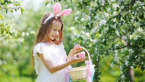 可爱的小女孩在美丽的春日在盛开的苹果园18秒视频