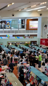 周末深圳购书中心买书看书的人群世界人口日视频