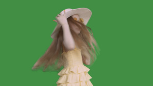 穿黄色礼服和帽子的十几岁女孩正在歌舞着蚂蚁阿尔法频道16秒视频