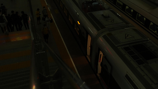 夜晚乘坐高铁的旅客视频