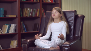 女孩在室内做有趣的瑜伽9秒视频