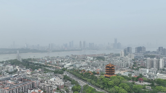 武汉主要地标附近的沙尘天气情况视频