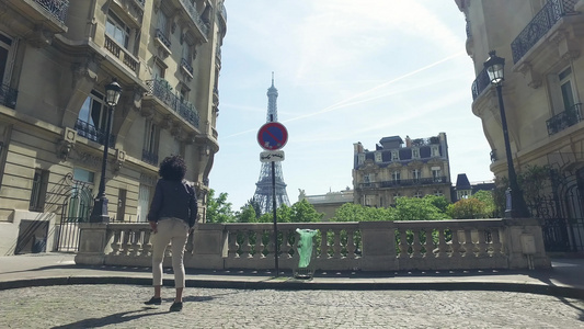 巴黎旅游理念快乐的女人从古老的传统街道欣赏埃菲尔铁塔视频