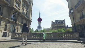 巴黎旅游理念快乐的女人从古老的传统街道欣赏埃菲尔铁塔8秒视频