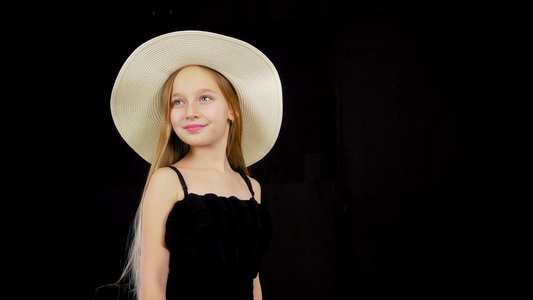 穿黑裙子戴帽子的年轻女孩视频
