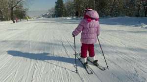 小女孩滑下滑雪斜坡7秒视频