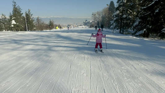 小女孩滑下滑雪斜坡冲向中视频