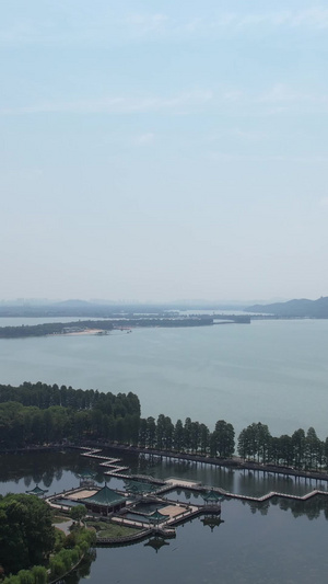 航拍蓝天白云晴朗天空湖北5A级旅游东湖景区十景之一碧潭观鱼素材5A级景区57秒视频