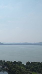 航拍蓝天白云晴朗天空湖北5A级旅游东湖景区十景之一碧潭观鱼素材景区素材视频