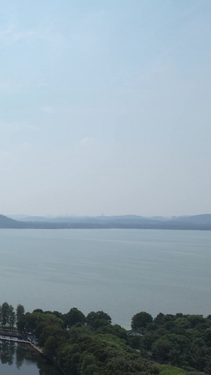 航拍蓝天白云晴朗天空湖北5A级旅游东湖景区十景之一碧潭观鱼素材景区素材57秒视频