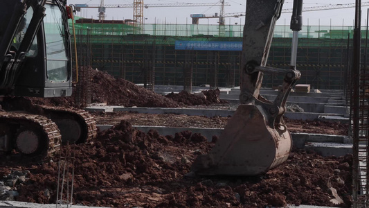 实拍建筑工地挖土机施工视频