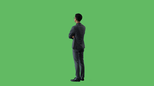 4k绿幕抠像商务男性抱胸背影形象视频