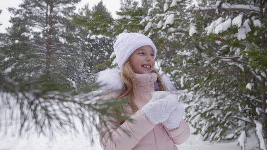 可爱的女孩在雪地树林里笑视频