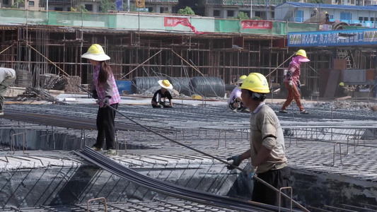 实拍建筑工地钢筋工施工视频