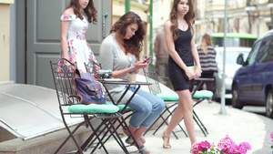 年轻女性坐在小街咖啡馆里用智能手机搜索地图49秒视频