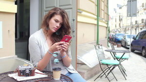 坐在欧洲城街头咖啡厅的年轻美女们笑声19秒视频