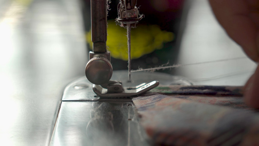 中年妇女使用老式缝纫机裁缝视频