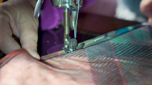中年妇女使用老式缝纫机裁缝视频