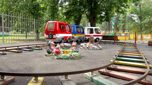 孩子们骑在公园里视频