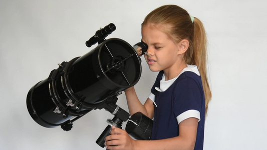 7岁女孩在反射望远镜中视频