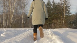 快乐的女孩在雪林中行走23秒视频