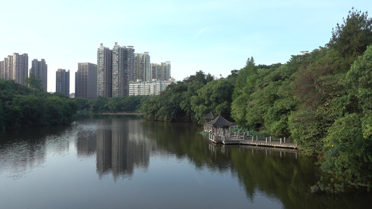 湖南衡阳平湖公园人行桥湖景自然风光视频