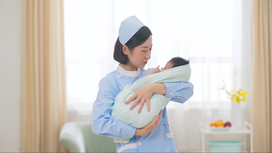 4k护士怀抱婴儿升格视频视频