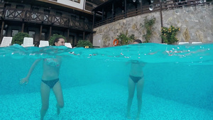 两个快乐的少女在豪华泳池游泳29秒视频