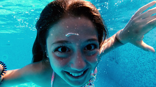 在水下游泳池的摄影机上做傻脸视频