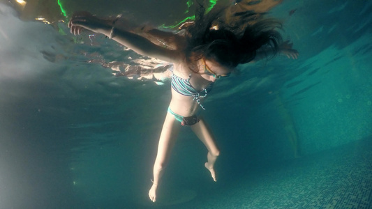 深泳池水面上躺着有谷歌的女童视频