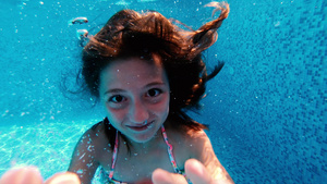 快乐的小女孩想在水下游泳13秒视频