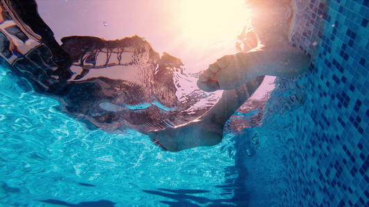 水下女性在游泳池中用双腿清新视频