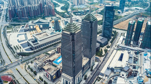 4k高清航拍桂林临桂新区金贸中心双塔高楼69秒视频