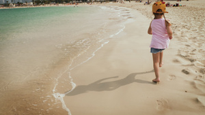 一个可爱的女孩在海滩上奔跑16秒视频